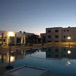 Bouradanis Art Hotel מלון דירות מרמרי